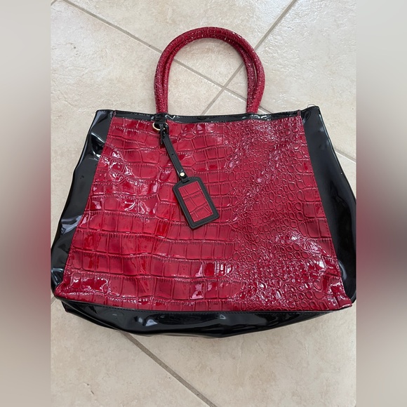 Elegant Red and Black Croc-Embossed Women's Tote Bag - Picture 1 of 3